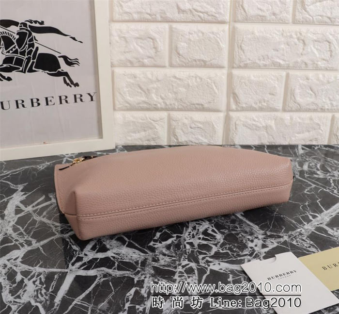 BURBERRY巴寶莉 簡約時尚手拿包 拉鏈口袋飾有 Burberry立體字母 2288  Bhq1046